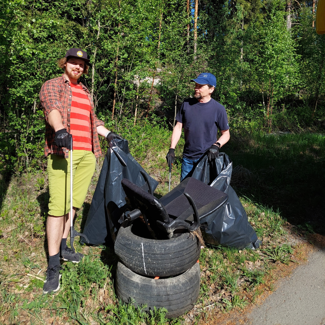 Nikun palvelupäällikkö Joni Mäenpää ja toimitusjohtaja Kari Keränen siistimässä Neulamäen ympäristöä.